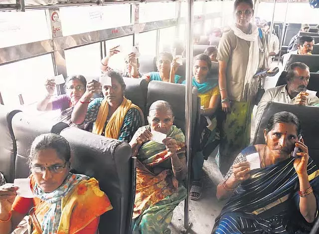 Telangana सरकार ने मुफ्त सवारी के 200 करोड़ के आंकड़े को छूने पर जश्न मनाया Telangana सरकार ने मुफ्त सवारी के 200 करोड़ के आंकड़े को छूने पर जश्न मनाया