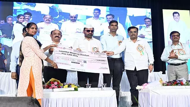 असंगठित क्षेत्र के श्रमिकों के कल्याण के लिए ईंधन पर उपकर लगाने का प्रस्ताव CM को: संतोष लाड असंगठित क्षेत्र के श्रमिकों के कल्याण के लिए ईंधन पर उपकर लगाने का प्रस्ताव CM को: संतोष लाड