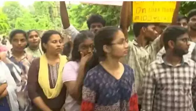 Andhra विश्वविद्यालय के मेस में कीड़े लगे चावल को लेकर छात्रों का विरोध प्रदर्शन Andhra विश्वविद्यालय के मेस में कीड़े लगे चावल को लेकर छात्रों का विरोध प्रदर्शन