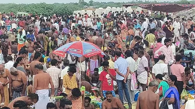 आदि अमावस्या: संगमथौरा में पवित्र स्नान करें और पूर्वजों के लिए प्रार्थना करे आदि अमावस्या: संगमथौरा में पवित्र स्नान करें और पूर्वजों के लिए प्रार्थना करे