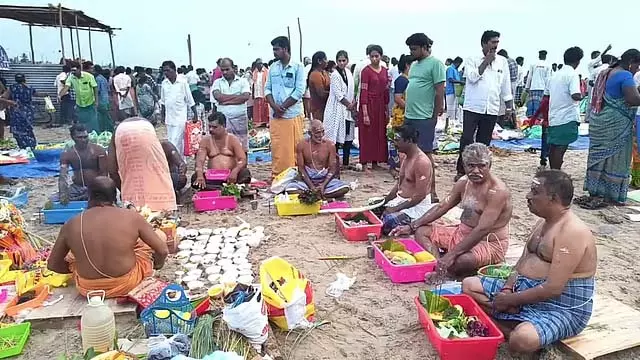 आदि अमावस्या: रामेश्वरम में पितरों को तर्पण! आदि अमावस्या: रामेश्वरम में पितरों को तर्पण!