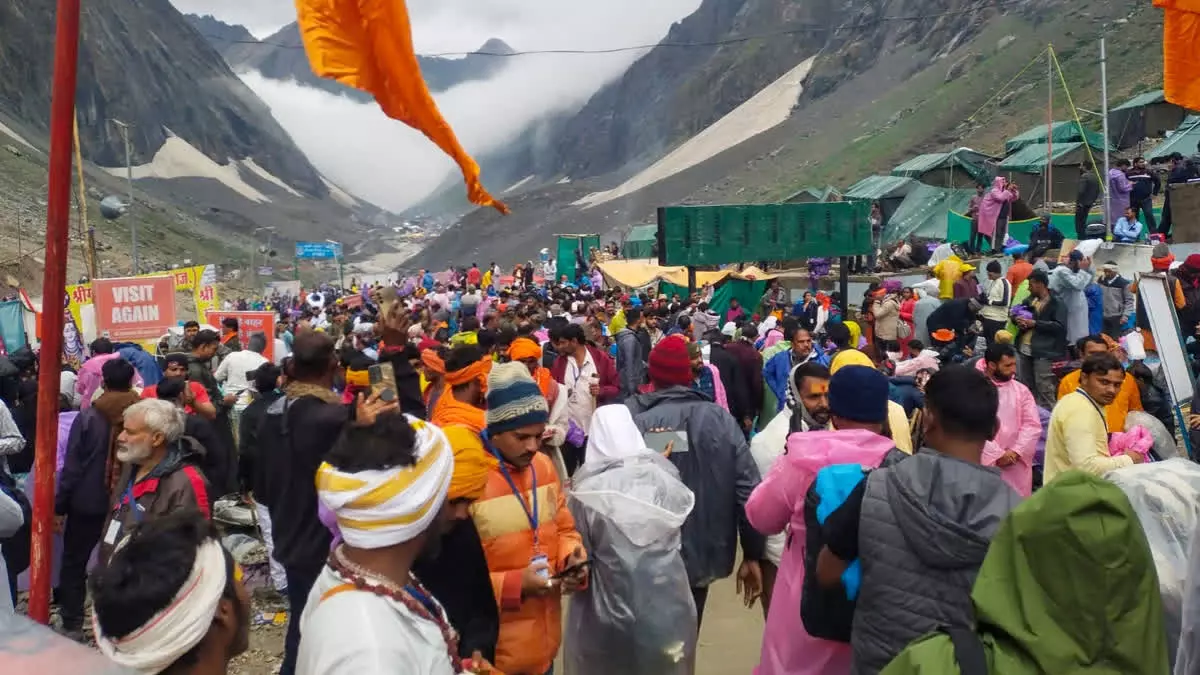 Srinagar: जम्मू से अमरनाथ के लिए 3,500 तीर्थयात्रियों का जत्था हुआ रवाना Srinagar: जम्मू से अमरनाथ के लिए 3,500 तीर्थयात्रियों का जत्था हुआ रवाना