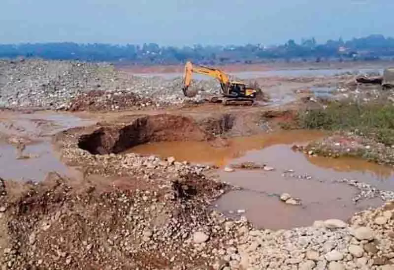 Punjab: मानसून प्रतिबंध के बावजूद रोपड़ में अवैध खनन जारी Punjab: मानसून प्रतिबंध के बावजूद रोपड़ में अवैध खनन जारी