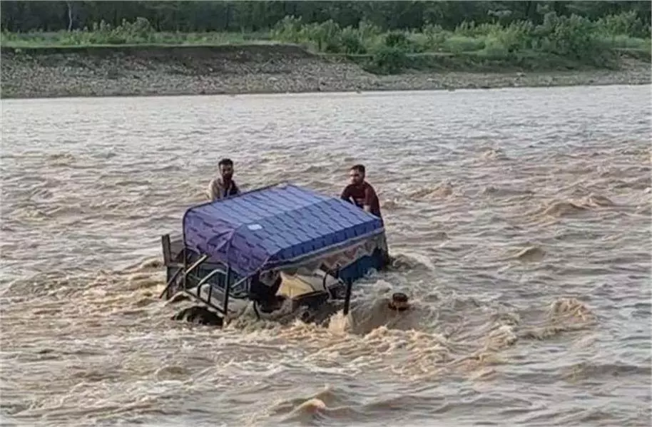 Jammu and Kashmir: तेज लहरों में 2 घंटे तक फंसी रहीं दो जिंदगियां, SDRF की टीम ने बचाया Jammu and Kashmir: तेज लहरों में 2 घंटे तक फंसी रहीं दो जिंदगियां, SDRF की टीम ने बचाया