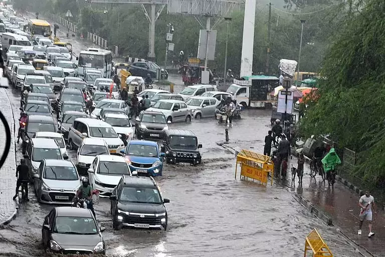 Delhi मिंटो ब्रिज पर सुचारू यातायात ने यात्रियों को चौंकाया Delhi मिंटो ब्रिज पर सुचारू यातायात ने यात्रियों को चौंकाया