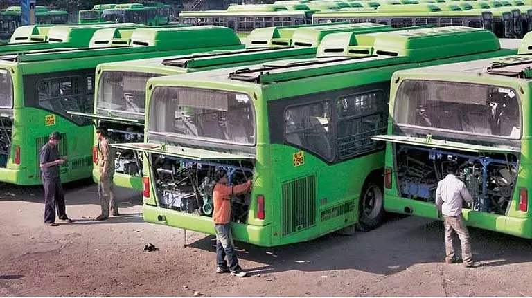 डीटीसी बेड़े में बसों की कमी, सड़क से बाहर बसों ने बढ़ाई परेशानी डीटीसी बेड़े में बसों की कमी, सड़क से बाहर बसों ने बढ़ाई परेशानी