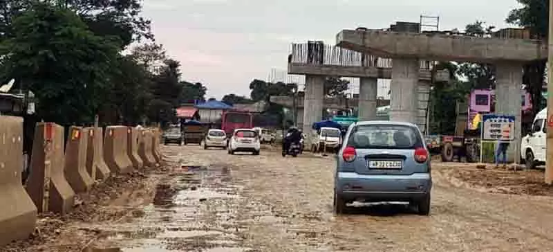 चार लेन चौड़ी होने के कारण गड्ढों से भरी Malan-Paraur सड़क यात्रियों के लिए दुःस्वप्न बनी चार लेन चौड़ी होने के कारण गड्ढों से भरी Malan-Paraur सड़क यात्रियों के लिए दुःस्वप्न बनी