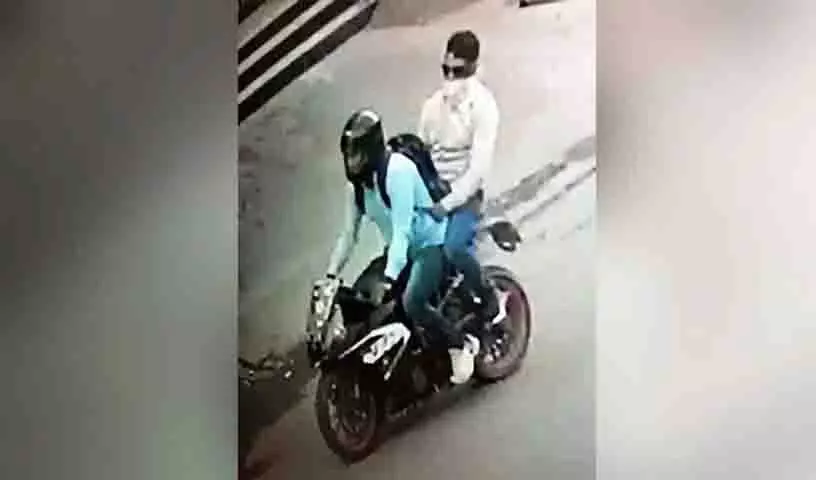 Hyderabad: पेद्दम्मा मंदिर में पर्स चोरी, एटीएम कार्ड से निकाले गए 40,000 रुपये Hyderabad: पेद्दम्मा मंदिर में पर्स चोरी, एटीएम कार्ड से निकाले गए 40,000 रुपये