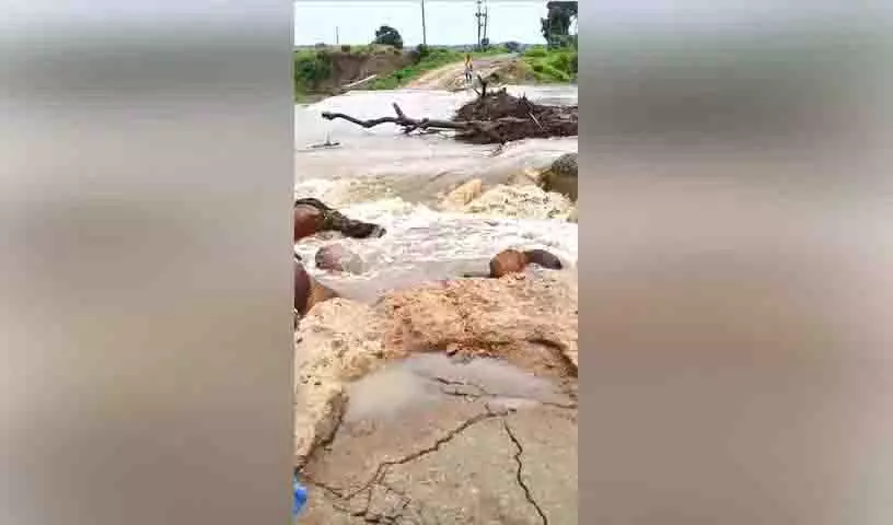 Medak में आदिवासी बस्ती गंगम्मा वागु के उफान के कारण कट गई Medak में आदिवासी बस्ती गंगम्मा वागु के उफान के कारण कट गई