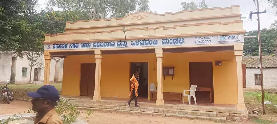 Karnataka : लोकायुक्त का छापा, तीन लोग फंसे Karnataka : लोकायुक्त का छापा, तीन लोग फंसे