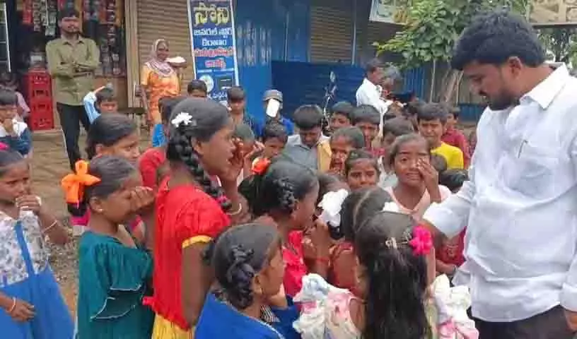 शिक्षक के तबादले को लेकर Sangareddy में छात्रों ने सड़क जाम की, अभिभावक भड़के शिक्षक के तबादले को लेकर Sangareddy में छात्रों ने सड़क जाम की, अभिभावक भड़के