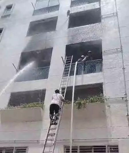 सोसाइटी में लगी भीषण आग, दमकलकर्मी की तत्परता से टला बड़ा हादसा सोसाइटी में लगी भीषण आग, दमकलकर्मी की तत्परता से टला बड़ा हादसा