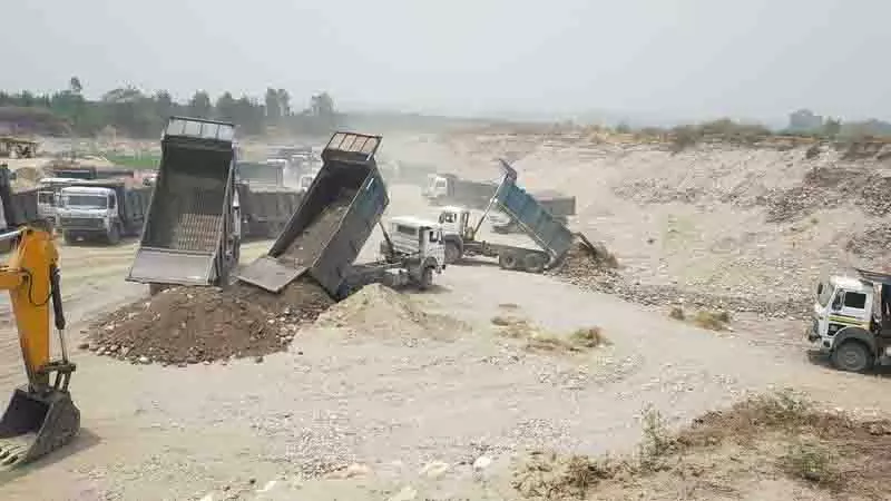 मानसून प्रतिबंध के बावजूद Anandpur Sahib, रोपड़ में खनन जारी मानसून प्रतिबंध के बावजूद Anandpur Sahib, रोपड़ में खनन जारी