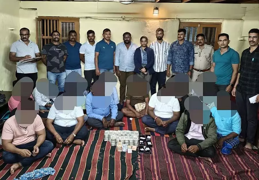 होमस्टे में जुआ: पुलिस की छापेमारी; 49.50 लाख रुपये नकद जब्त होमस्टे में जुआ: पुलिस की छापेमारी; 49.50 लाख रुपये नकद जब्त