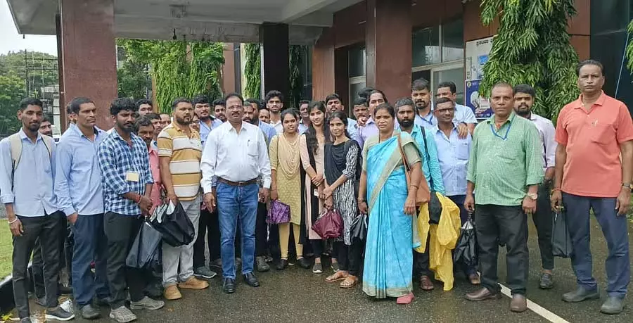 बस समस्या: अधिकारी की लापरवाही बस समस्या: अधिकारी की लापरवाही