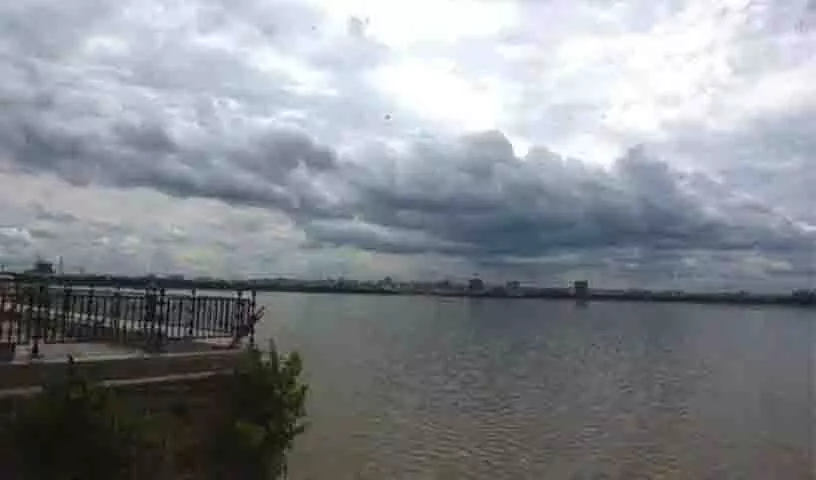 Hyderabad में आसमान उदास, लगातार बारिश जारी, नमी और बादल छाए रहे Hyderabad में आसमान उदास, लगातार बारिश जारी, नमी और बादल छाए रहे