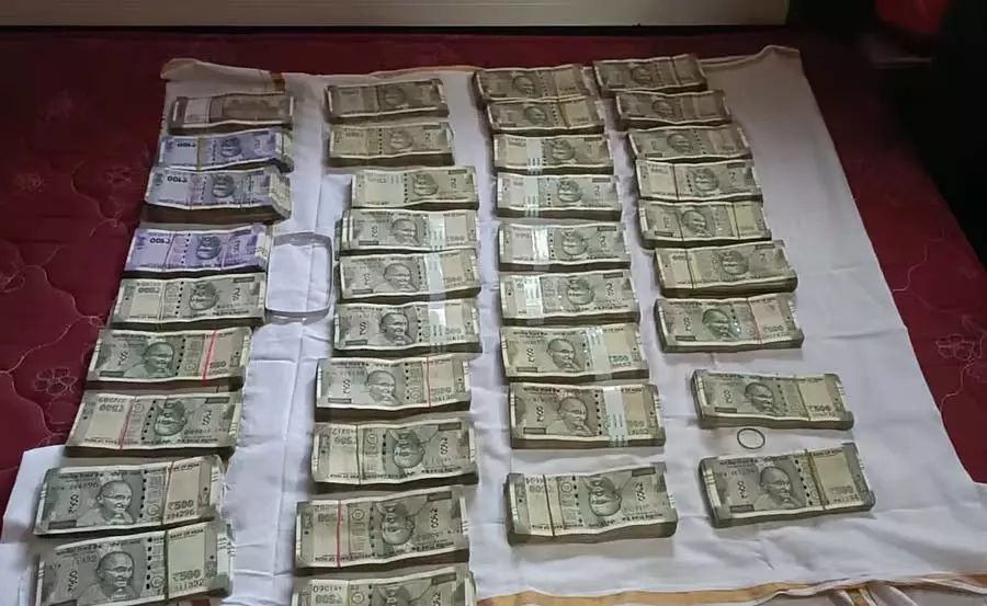 लोकायुक्त का छापा : उप निदेशक के घर से नकदी बरामद लोकायुक्त का छापा : उप निदेशक के घर से नकदी बरामद
