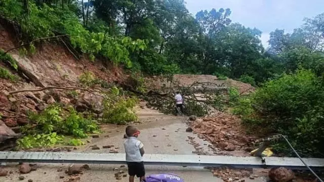 Odisha : नुआपाड़ा जिले में पुल ढहने से 10 गांव अलग-थलग पड़ गए Odisha : नुआपाड़ा जिले में पुल ढहने से 10 गांव अलग-थलग पड़ गए