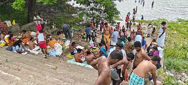 आदि अमावस्या: लोग मेट्टूर में कावेरी तट पर तर्पणम करने के लिए एकत्रित होते हैं आदि अमावस्या: लोग मेट्टूर में कावेरी तट पर तर्पणम करने के लिए एकत्रित होते हैं
