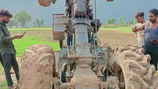 MP : छतरपुर में खेत जोतते समय ट्रैक्टर पलटने से किसान की मौत MP : छतरपुर में खेत जोतते समय ट्रैक्टर पलटने से किसान की मौत
