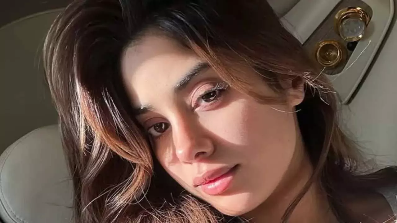 Janhvi ने श्रीलीला की राह अपनाई, AA22 के लिए मांगे ₹7 करोड़ Janhvi ने श्रीलीला की राह अपनाई, AA22 के लिए मांगे ₹7 करोड़