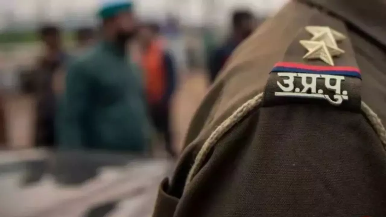 Farrukhabad: पुलिस लाइन से हथियार और रकम गायब, जांच शुरू Farrukhabad: पुलिस लाइन से हथियार और रकम गायब, जांच शुरू