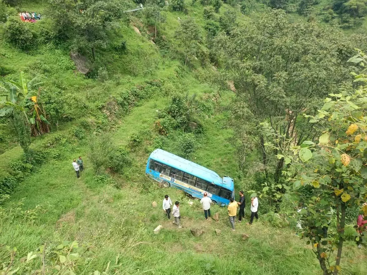बस खाई में गिरी, 7 की मौत, सीएम ने जताया दुख बस खाई में गिरी, 7 की मौत, सीएम ने जताया दुख