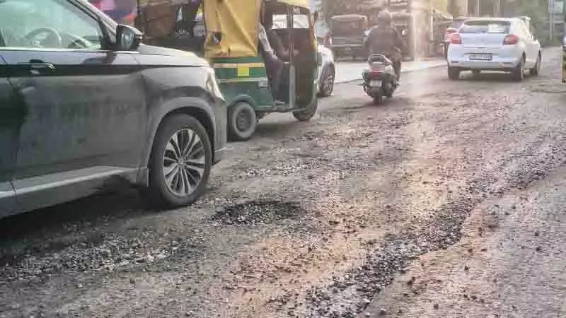 साहनेवाल में गड्ढों वाली सर्विस लेन से यात्री परेशान, NHAI आंखें मूंदे साहनेवाल में गड्ढों वाली सर्विस लेन से यात्री परेशान, NHAI आंखें मूंदे