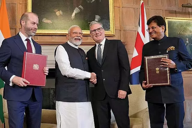 भारत-ब्रिटेन मुक्त व्यापार समझौते पर हस्ताक्षर: मोदी-स्टारर ने इसे ऐतिहासिक क्षण बताया भारत-ब्रिटेन मुक्त व्यापार समझौते पर हस्ताक्षर: मोदी-स्टारर ने इसे ऐतिहासिक क्षण बताया