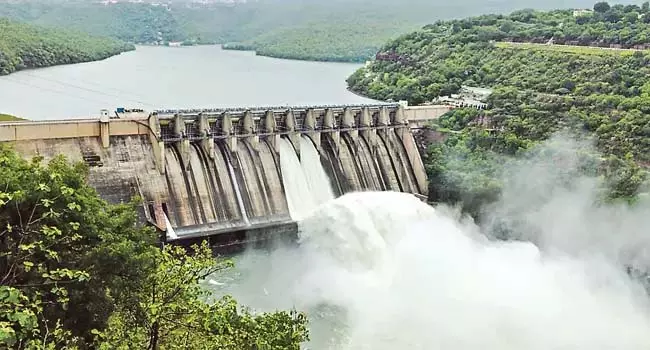Telangana : श्रीशैलम में दो गेटों से पानी छोड़ा गया Telangana : श्रीशैलम में दो गेटों से पानी छोड़ा गया