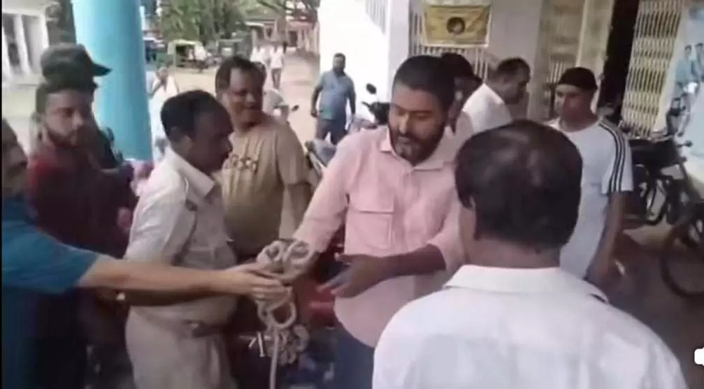 Deoghar: दस्तावेज के साथ छेड़छाड़ मामले में आरोपी गिरफ्तार Deoghar: दस्तावेज के साथ छेड़छाड़ मामले में आरोपी गिरफ्तार