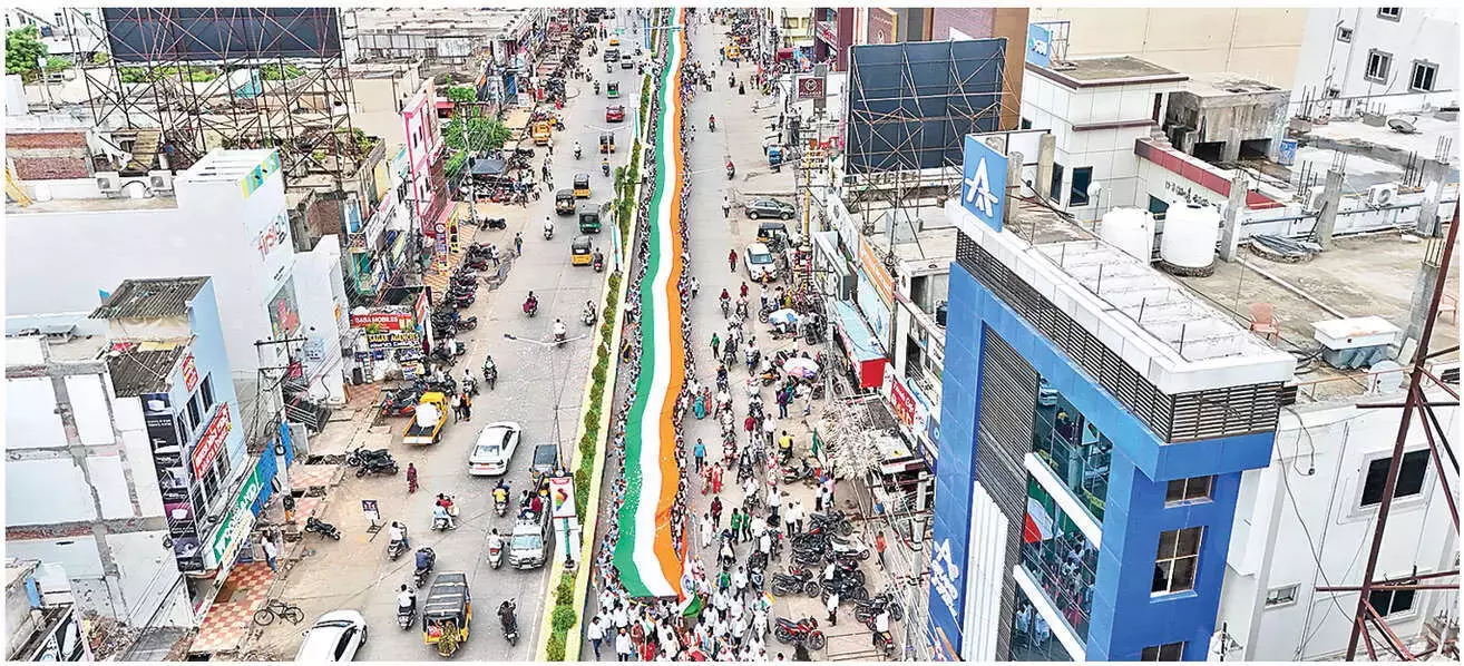 Andhra: 3,600 फुट ऊंचा राष्ट्रीय ध्वज प्रदर्शित किया गया Andhra: 3,600 फुट ऊंचा राष्ट्रीय ध्वज प्रदर्शित किया गया