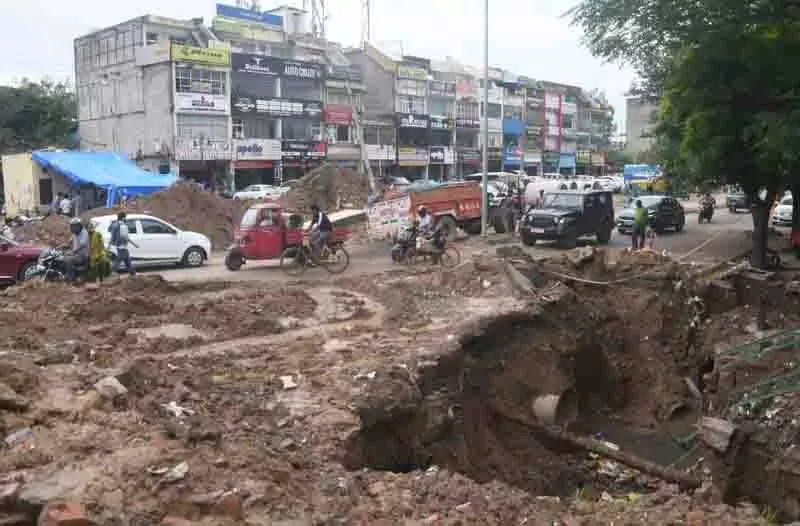 Mohali फेज-11 मार्केट में मानसून में खुदाई से सड़क उपयोगकर्ताओं के लिए परेशानी Mohali फेज-11 मार्केट में मानसून में खुदाई से सड़क उपयोगकर्ताओं के लिए परेशानी