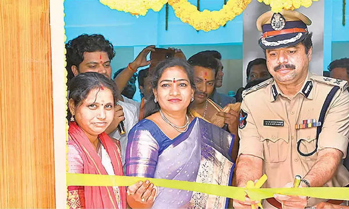 Andhra: सभी पुलिस स्टेशनों पर सीसीटीवी कैमरे और ड्रोन Andhra: सभी पुलिस स्टेशनों पर सीसीटीवी कैमरे और ड्रोन