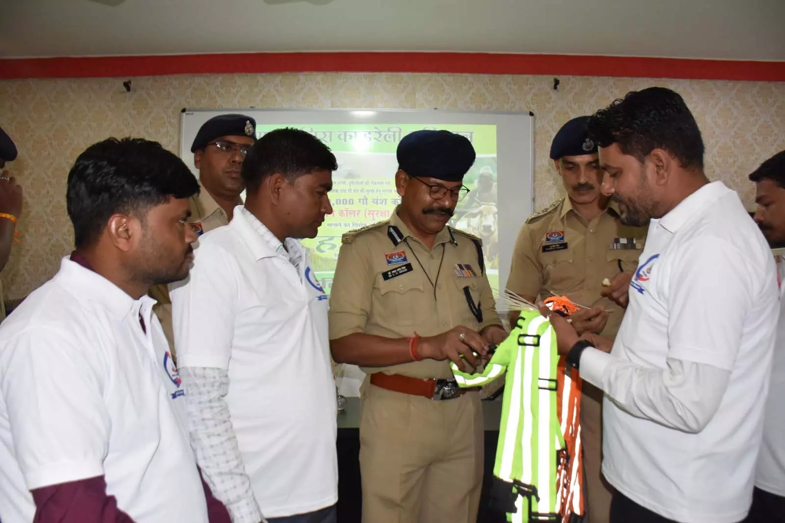 रायपुर पुलिस ने हरेली तिहार पर 10 हजार गौवंश के गले में लगाया रेडियम कॉलर बेल्ट रायपुर पुलिस ने हरेली तिहार पर 10 हजार गौवंश के गले में लगाया रेडियम कॉलर बेल्ट