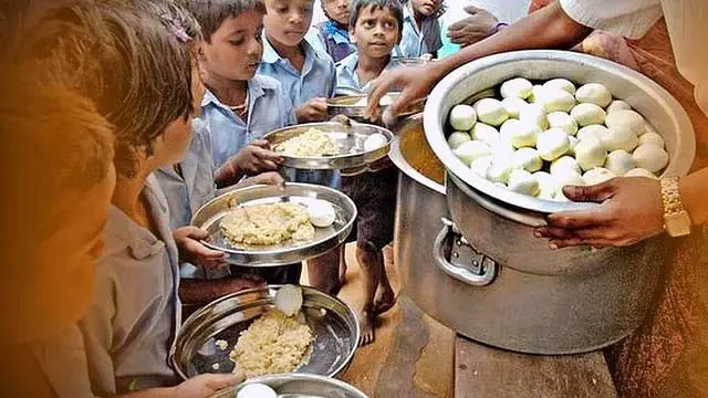 मध्याह्न भोजन में अंडे वितरण का विरोध; छात्रों का स्कूल छोड़ना जारी मध्याह्न भोजन में अंडे वितरण का विरोध; छात्रों का स्कूल छोड़ना जारी