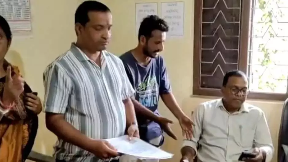 मुआवज़ा न मिलने पर दंपत्ति ने दी आत्मदाह की चेतावनी, प्रशासन में हड़कंप मुआवज़ा न मिलने पर दंपत्ति ने दी आत्मदाह की चेतावनी, प्रशासन में हड़कंप