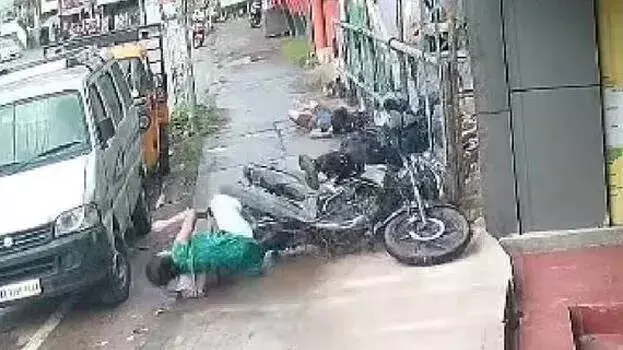 Kerala: नालनचिरा में तेज़ रफ़्तार बाइक की टक्कर से लड़कियाँ घायल Kerala: नालनचिरा में तेज़ रफ़्तार बाइक की टक्कर से लड़कियाँ घायल