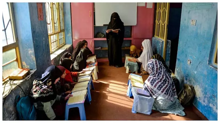 Afghanistan में लड़कियाँ धार्मिक स्कूलों की ओर रुख कर रही Afghanistan में लड़कियाँ धार्मिक स्कूलों की ओर रुख कर रही