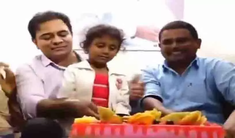 KTR ने जेल में बंद बीआरएस कार्यकर्ता के परिवार से जन्मदिन पर मुलाकात की, समर्थन का कड़ा संदेश दिया KTR ने जेल में बंद बीआरएस कार्यकर्ता के परिवार से जन्मदिन पर मुलाकात की, समर्थन का कड़ा संदेश दिया