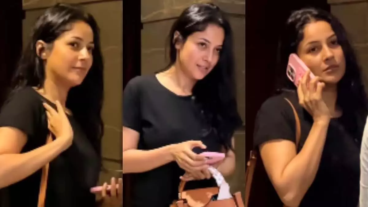 पैप्स की रिकॉर्डिंग से परेशान शहनाज गिल ने दी सख्त फटकार पैप्स की रिकॉर्डिंग से परेशान शहनाज गिल ने दी सख्त फटकार