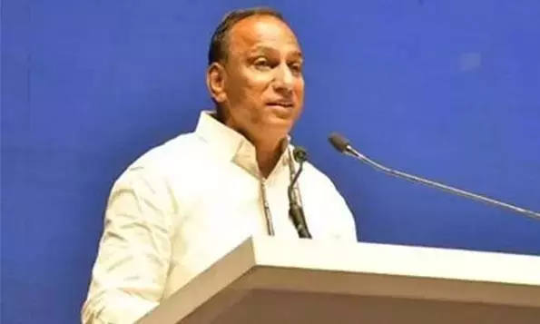 आयकर विभाग ने Malla Reddy के बेटे भद्र रेड्डी के कोम्पल्ली स्थित घर पर छापा मारा आयकर विभाग ने Malla Reddy के बेटे भद्र रेड्डी के कोम्पल्ली स्थित घर पर छापा मारा
