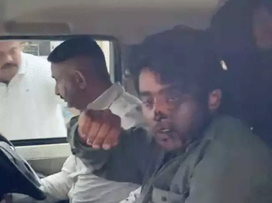 धर्मांतरण के आरोप में बजरंग दल ने किया हंगामा, वीडियो वायरल धर्मांतरण के आरोप में बजरंग दल ने किया हंगामा, वीडियो वायरल