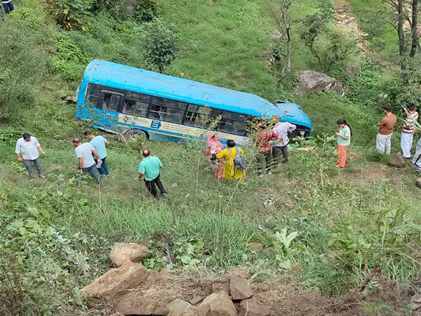 भारी बारिश के बीच सरकाघाट में HRTC बस दुर्घटना में 7 लोगों की मौत, कई घायल भारी बारिश के बीच सरकाघाट में HRTC बस दुर्घटना में 7 लोगों की मौत, कई घायल