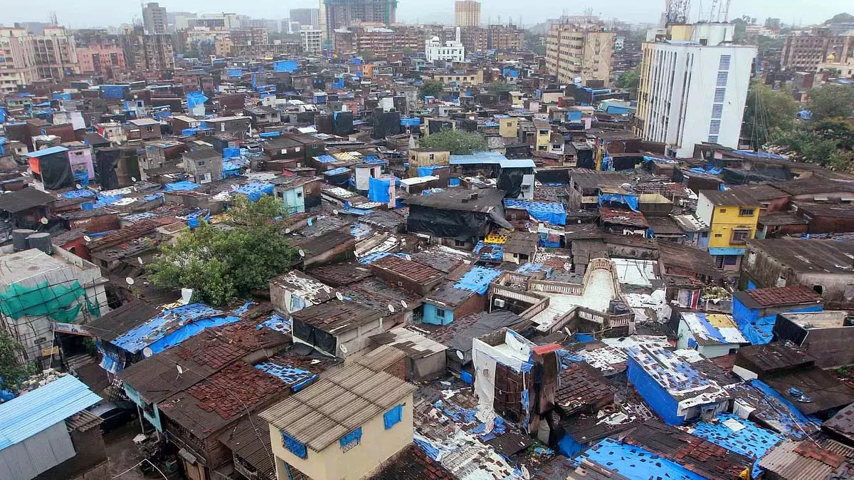 धारावी पुनर्विकास के लिए पात्रता सर्वेक्षण में निवासियों की उमड़ी भीड़ धारावी पुनर्विकास के लिए पात्रता सर्वेक्षण में निवासियों की उमड़ी भीड़