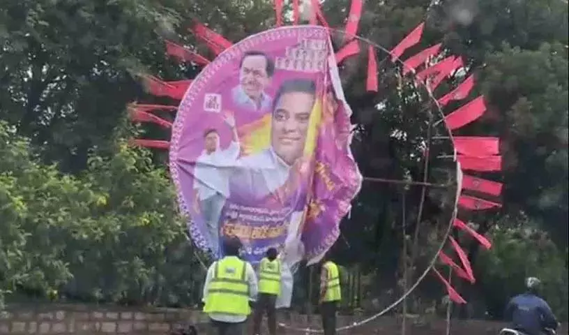 हाइड्रा और नगरपालिका कर्मचारी केटीआर फ्लेक्सी को हटा रहे हाइड्रा और नगरपालिका कर्मचारी केटीआर फ्लेक्सी को हटा रहे