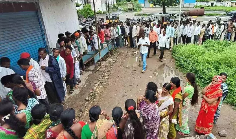 Adilabad में यूरिया के लिए किसानों में होड़ Adilabad में यूरिया के लिए किसानों में होड़
