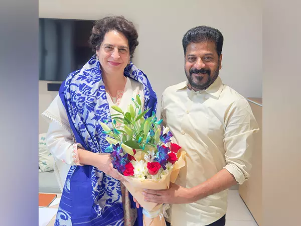 CM रेवंत रेड्डी ने प्रियंका गांधी से की मुलाकात, तेलंगाना में जाति सर्वेक्षण पर चर्चा CM रेवंत रेड्डी ने प्रियंका गांधी से की मुलाकात, तेलंगाना में जाति सर्वेक्षण पर चर्चा
