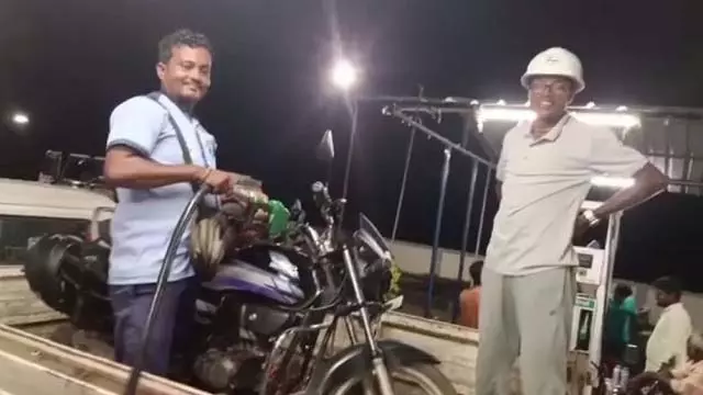पेट्रोल भरवाने की अजब कहानी, बाइक के लिए मंगाई मिनी ट्रक सेवा पेट्रोल भरवाने की अजब कहानी, बाइक के लिए मंगाई मिनी ट्रक सेवा