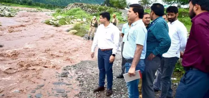 DC पुंछ ने भूस्खलन, बाढ़ संभावित क्षेत्रों का दौरा किया DC पुंछ ने भूस्खलन, बाढ़ संभावित क्षेत्रों का दौरा किया